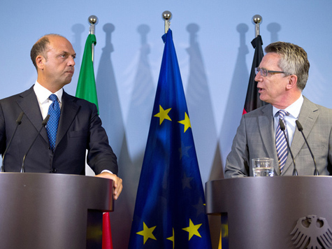 Bundesinnenminister Thomas de Maiziere (r) und sein italienischer Amtskollege Angelino Alfano; Bild: Bernd von Jutrczenka/dpa (c) dpa - Bildfunk 