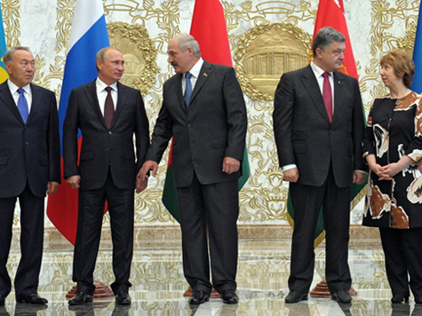Handschlag von Minsk: Putin und Poroschenko reden über Ukraine-Krise; Bild: EPA/ALEXEY DRUZHININ/RIA NOVOSTI/KREMLIN POOL MANDATORY CREDI: RIA NOVOSTI (c) dpa - Bildfunk 