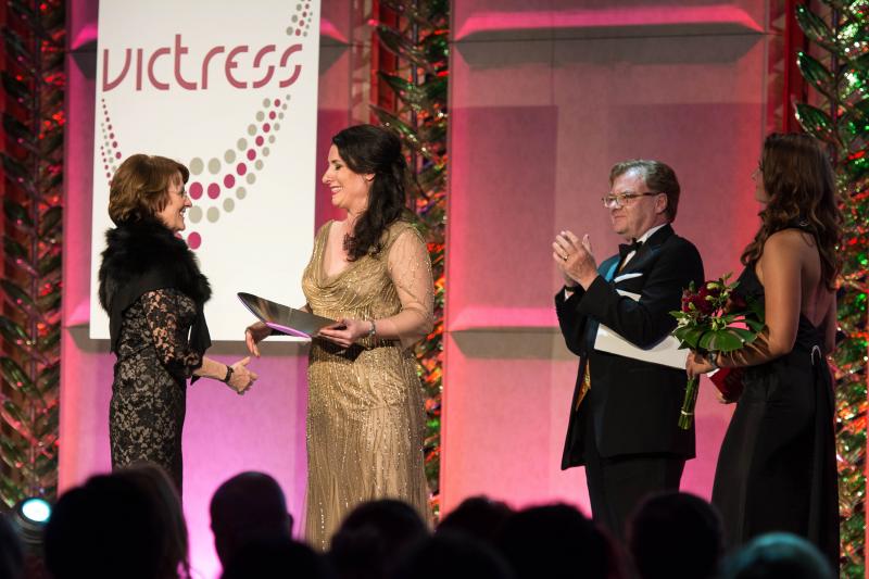 Dagmar Reim erhält den Lifetime Achievement Award, mit Sonja Fusati und André Schmitz © Victress Initiative e.V.