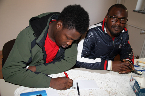 Ahmed Salihu (li.) und Nasir Abubakar Sadiq im Gesprächsraum der Flüchtlingsnotunterkunft in Berlin